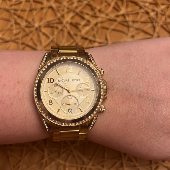 Women’s Michael Kors Watch (Gold Colored) - Picture 7 of 8